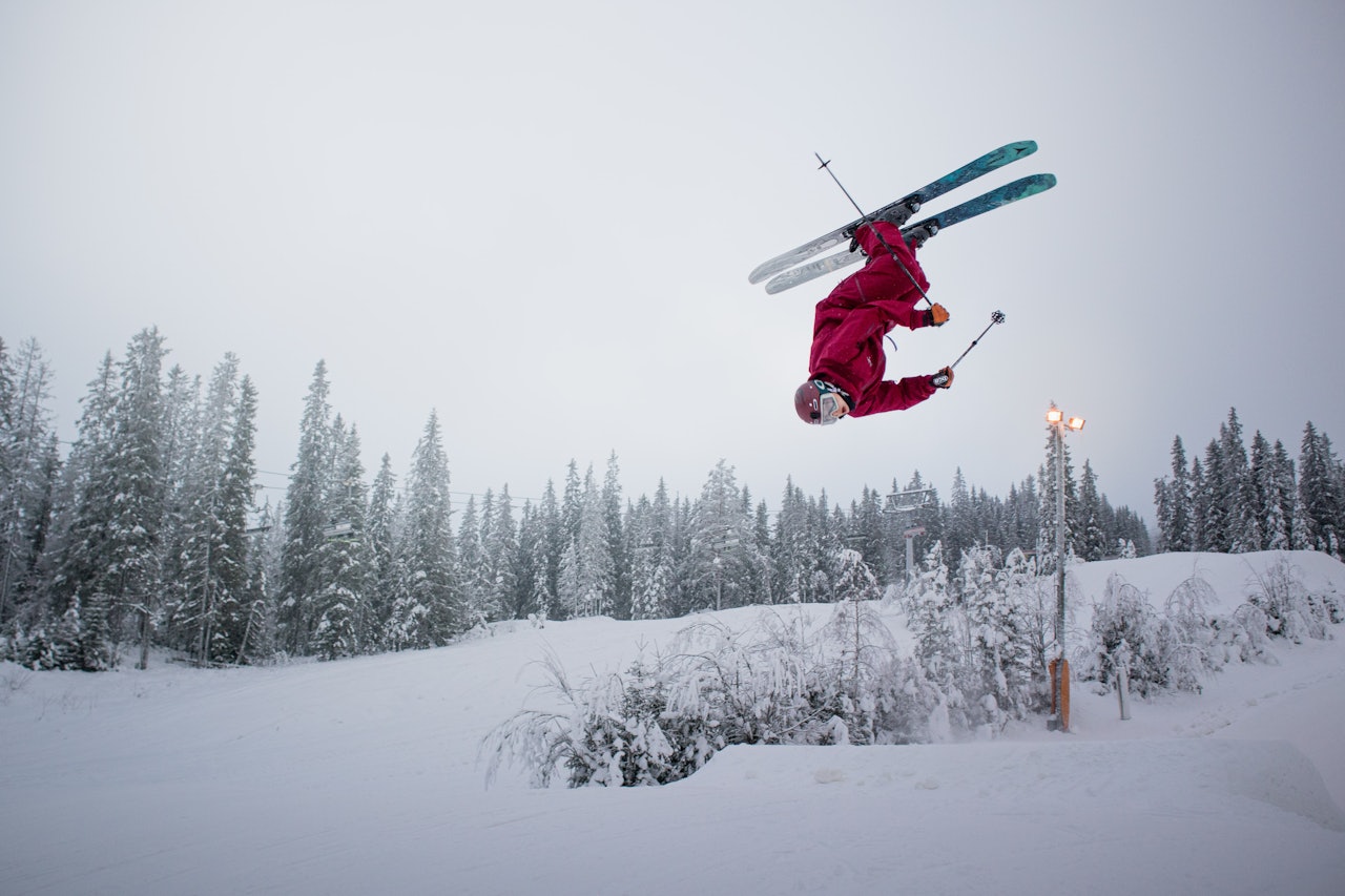 OPP NED: Selv i blåparken har man airtime til en backflip, her er Sigurd Grimsby i lufta. Foto: Fredrik Ouren Jostad OPP NED: Selv i blåparken har man airtime til en backflip, her er Sigurd Grimsby i lufta. Foto: Fredrik Ouren Jostad