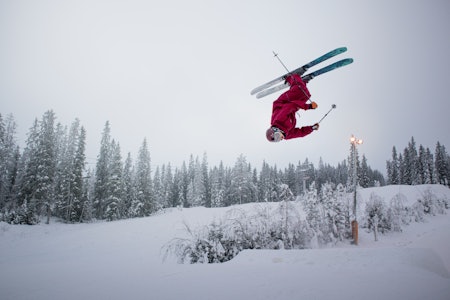 OPP NED: Selv i blåparken har man airtime til en backflip, her er Sigurd Grimsby i lufta. Foto: Fredrik Ouren Jostad OPP NED: Selv i blåparken har man airtime til en backflip, her er Sigurd Grimsby i lufta. Foto: Fredrik Ouren Jostad