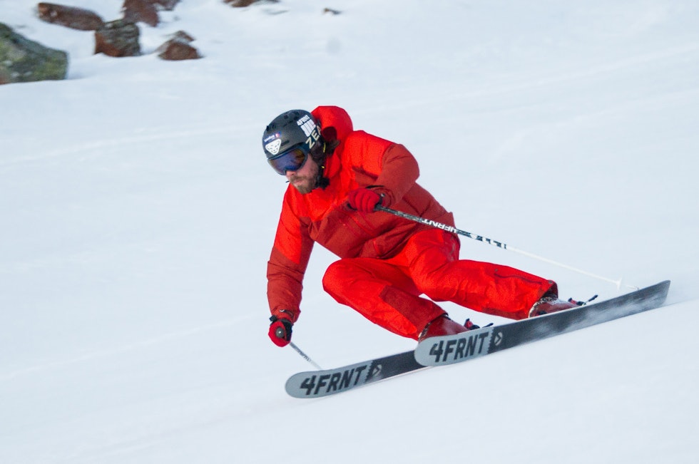 PÅ SKJÆR: Før du initierer svingen, står du rett på skiene, slik at de er plane. Kjør inn kneet litt og begynn med å skape vinkel. Foto: Ola Matsson PÅ SKJÆR: Før du initierer svingen, står du rett på skiene, slik at de er plane. Kjør inn kneet litt og begynn med å skape vinkel. Foto: Ola Matsson