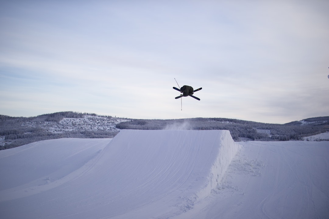 MINI-NIGHTEN: Dette hoppet er kanskje "mini" i forhold til hoppet ved siden av, men Sætre har nok tid til en switch cork 720 allikevel. Foto: Fredrik Ouren Jostad MINI-NIGHTEN: Dette hoppet er kanskje "mini" i forhold til hoppet ved siden av, men Sætre har nok tid til en switch cork 720 allikevel. Foto: Fredrik Ouren Jostad