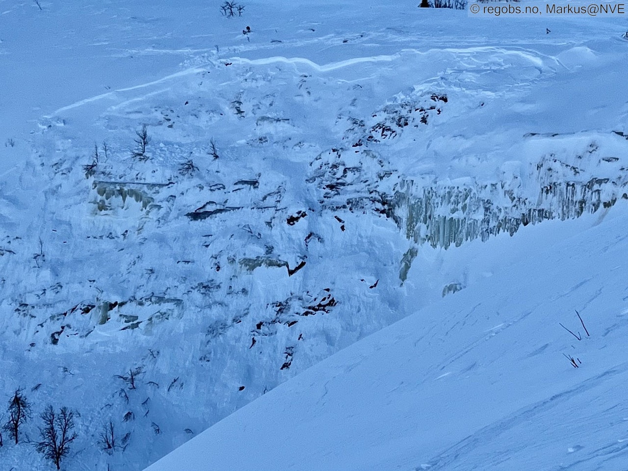 DØDSSKREDET: Mannen som omkom 31. desember bla begravd av to skred som møttes i Djeveldalen like nord for toppen Totten i Hemsedal skisenter. Foto: Markus Landrø