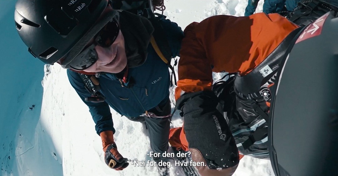 – JEG FØLER DET: Krister Kopola og Nikolai Schirmer lodder stemninga på toppen av et stupbratt fjell i Lyngen. Skjermbilde: Eksponert / Screen Media