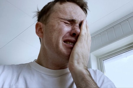 TETT PÅ: Det blir tøft for Nikolai Schirmer når har får høre om et snøskred som har tatt fem mennesker i Lyngen - uvisst om hvem. Det eneste han vet, er at vennen hans Krister Kopola er akkurat i det området hvor skredet er gått. Skjermbilde: Eksponert / Screen Story TETT PÅ: Det blir tøft for Nikolai Schirmer når har får høre om et snøskred som har tatt fem mennesker i Lyngen - uvisst om hvem. Det eneste han vet, er at vennen hans Krister Kopola er akkurat i det området hvor skredet er gått. Skjermbilde: Eksponert / Screen Story