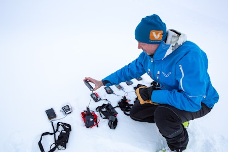 TEST AV SENDER/MOTTAKER: Tindevegleder og Skikompis-forfatter Christer Lundberg Nes har vært hovedansvarlig for denne testen. Foto: Håvard Myklebust test av skredsøkere