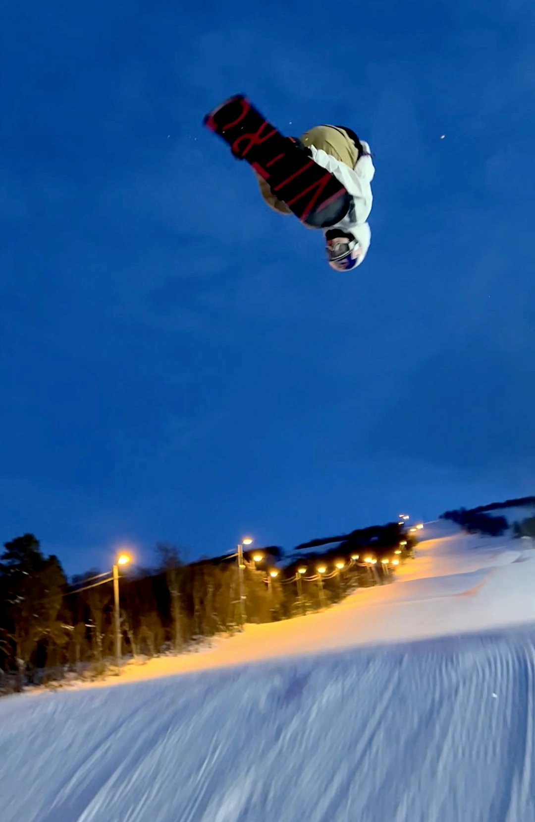 OPP NED: Marcus Kleveland på det største hoppet i Dombås. Skjermdump: Video filmet av Petter Ulsletten. OPP NED: Marcus Kleveland på det største hoppet i Dombås. Skjermdump: Video filmet av Petter Ulsletten.