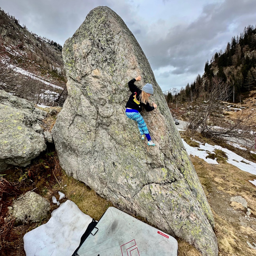 KLATREFORHOLD: Camila Hagen buldrer på Col Du Montets (1 480 moh) 2. januar. Foto: Stian Hagen