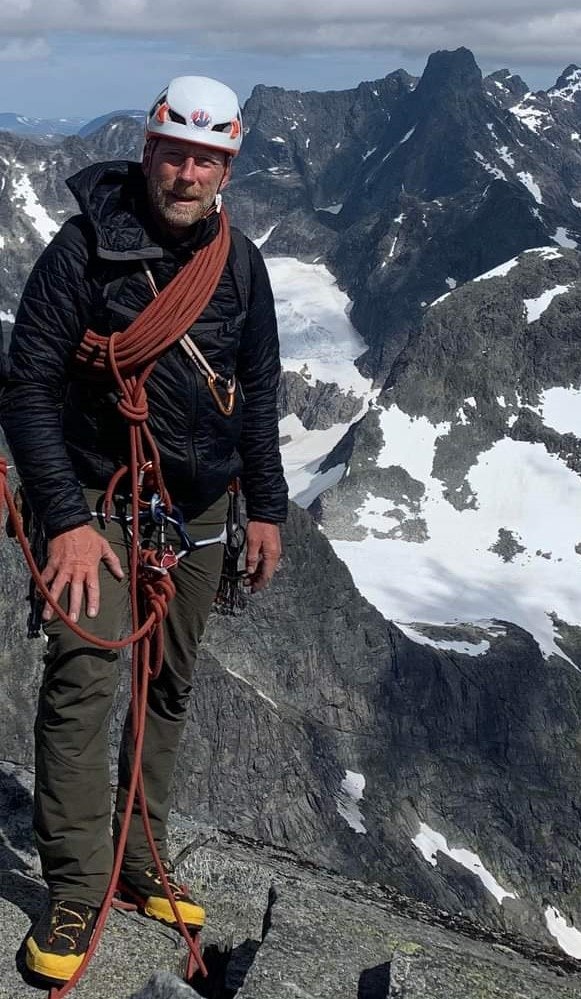 FAGANSVARLIG: Tindevegleder Jørgen Aamot jobber med utdanning av ski- og tindevegledere i Norge. Nå dobles utdanningskapasiteten. Foto: Privat