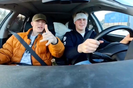 ROADTRIP: Hans Gabel Andresen (i passasjersetet) og sjåfør Vetle Gangeskar på vei til en vinter i Alpene. Gutta lager ukentlige filmer, og første episode er ute nå! ROADTRIP: Hans Gabel Andresen (i passasjersetet) og sjåfør Vetle Gangeskar på vei til en vinter i Alpene. Gutta lager ukentlige filmer, og første episode er ute nå!