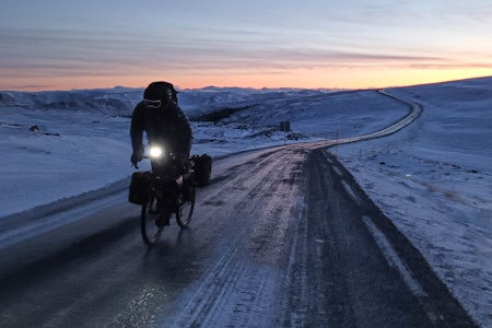 SYKLET FRA ITALIA TIL NORDKAPP: Her er Luca Occhialini på vei mot nordover på kalde og isbelagte veier. Foto: Privat SYKLET FRA ITALIA TIL NORDKAPP: Her er Luca Occhialini på vei mot nordover på kalde og isbelagte veier. Foto: Privat