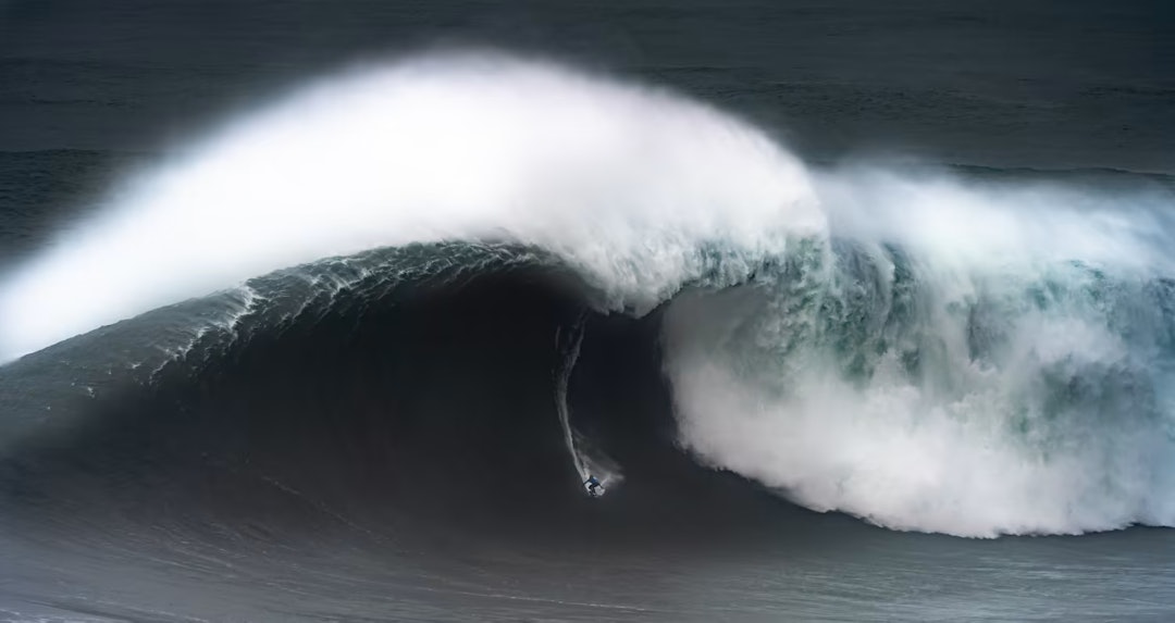 OMKOM: Det var på en gigantbølge på den beryktede surfedestinasjonen Nazaré at den brasilianske surfepioneren omkom. Foto: Mattias Hammer/RedBull