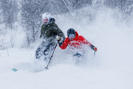 GEILO: Når det er sånne snømengder er det greit med en pause fra skolebenken. Her er studentene Celine Birkelid og Benjamin Skaaheim i aksjon. Foto: Paul Lockhart GEILO: Når det er sånne snømengder er det greit med en pause fra skolebenken. Her er studentene Celine Birkelid og Benjamin Skaaheim i aksjon. Foto: Paul Lockhart