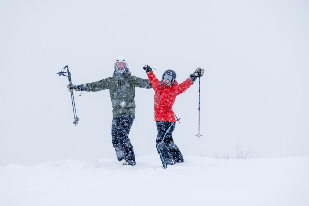 PUDDERGLEDE: Så glade var Benjamin Skaaheim og Celine Birkelid for å kjøre i den ferske snøen på Geilo. Foto: Paul Lockhart.
