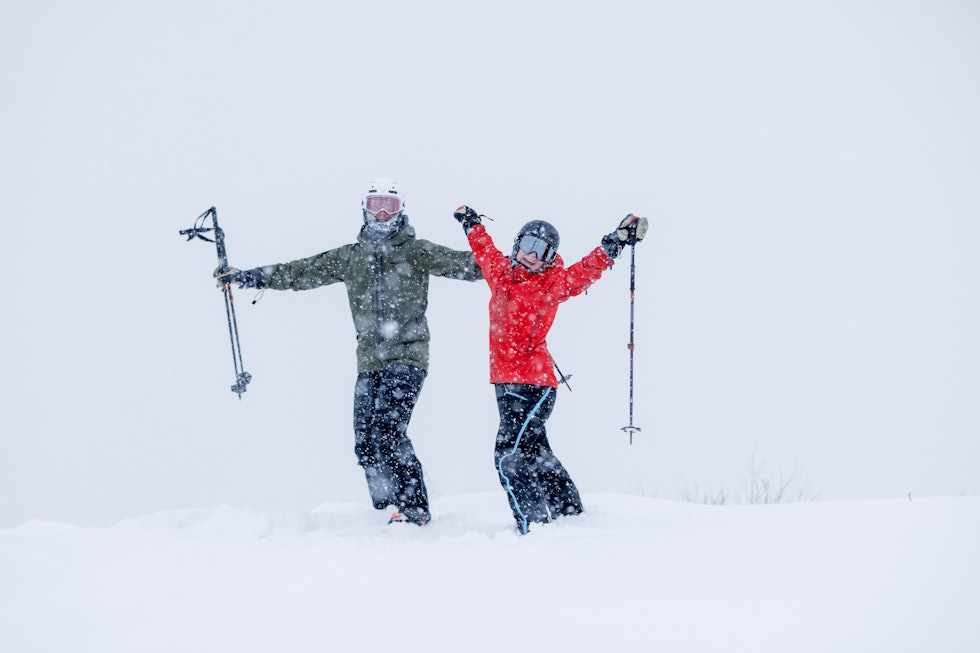 PUDDERGLEDE: Så glade var Benjamin Skaaheim og Celine Birkelid for å kjøre i den ferske snøen på Geilo. Foto: Paul Lockhart.