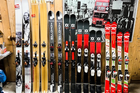 SKIGARDEROBEN: Egentlig har artikkelforfatteren sverget på at han har kjøpt sitt siste par ski for noen år siden. Foto: Alexander Urrang Hauge