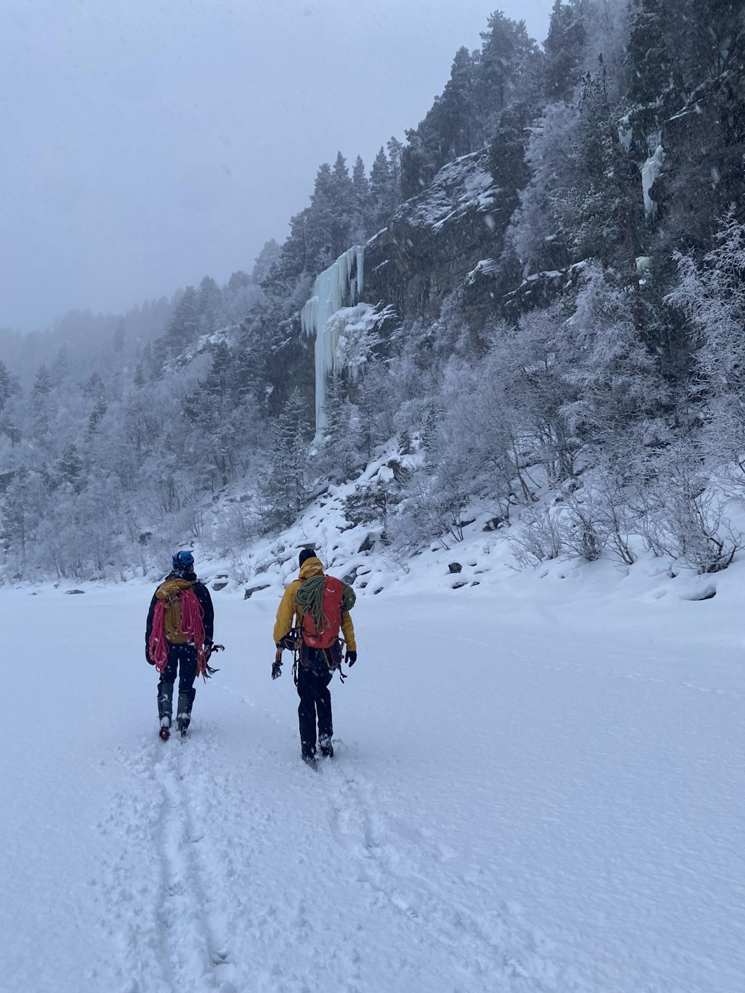 Torje Stenkjær og Eivind Hugaas langs Rauma elv på vei til Villpurka. Foto Asgeir Rusti