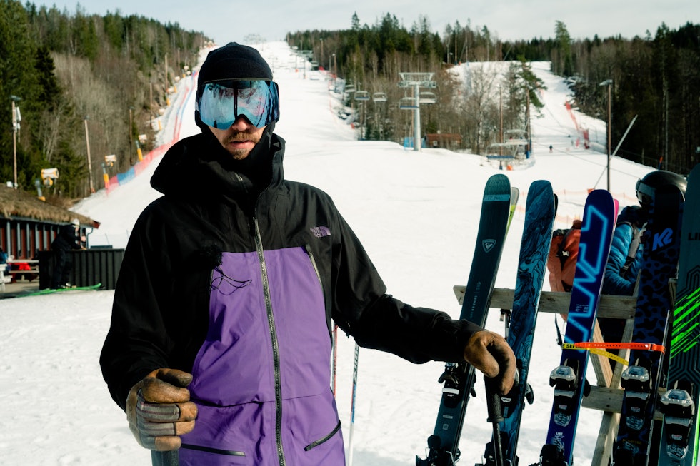 Henning i velkjent positur under skitesting for Fri Flyt. Foto: Christian Nerdrum