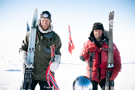 KOMPISTUR: AK Glück Teigland (t.v) og Kjartan Bergsvåg ved den berømte kula på Sydpolen 5. januar 2023. Foto: Mike Dawson AK Glück Teigland (t.v) og Kjartan Bergsvåg.