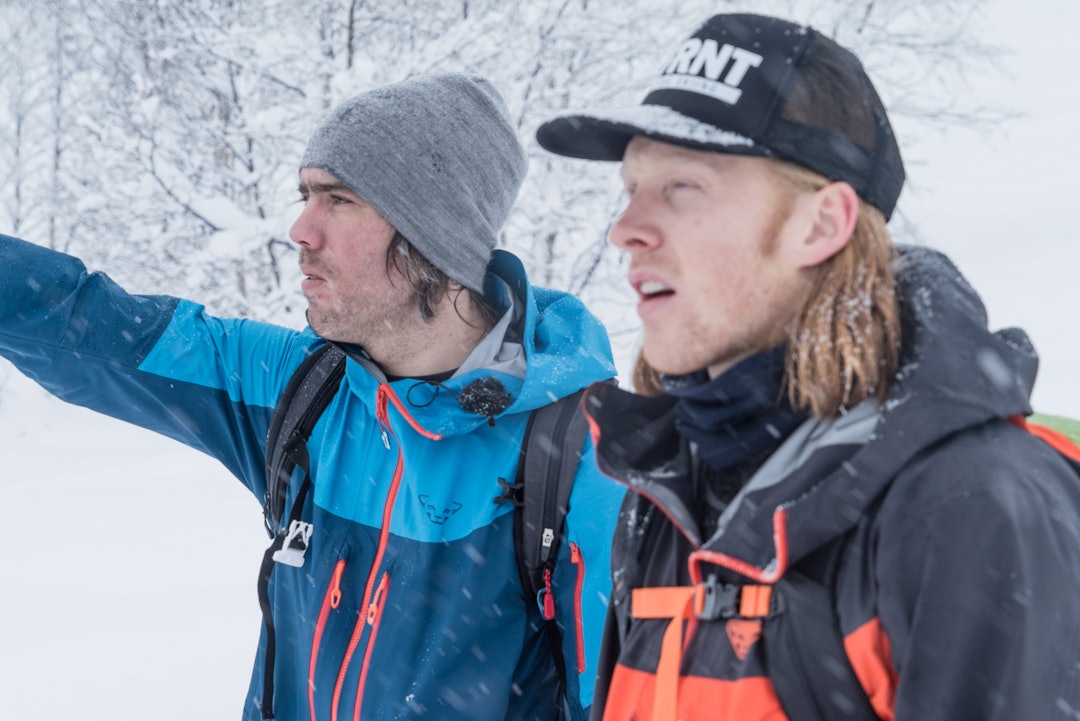 SKOLERT V.S. USKOLERT: Hvordan er det mulig for en frikjører som aldri har kjørt porter i hele sitt alpine liv? lurer Eirik Finseth (t.v.) på før han labber i vei på fellene i den dype puddersnøen i Jostedalen.