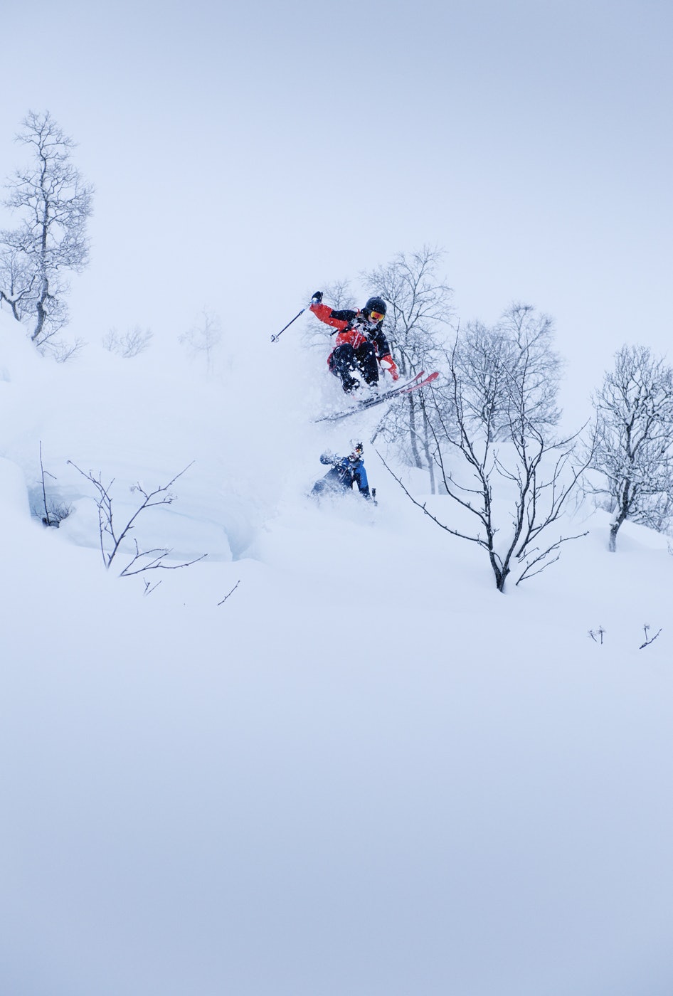 PILLOW: Trygg Lindkjølen lufter skiene på en pute i Jostedalen. Foto: Martin I Dalen