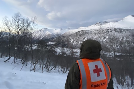 KREVENDE FORHOLD: Sterk vind gjorde at helikopter ble vanskelig å benytte under redningsaksjonen på Moanebba hvor en svensk skikjører omkom i snøskred. Foto: Øystein Valde/ Rauma Røde Kors