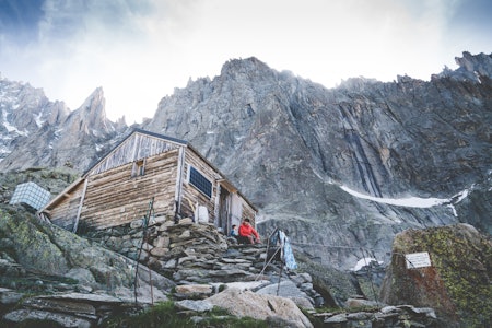 BARNEVENNLIG: Se filmen om hyttevert Sara Cartier som har med familien på sin ensomme jobb på  Refuge de la Charpoua - hytta som ligger midt i noen av verdens råeste klatrefjell. Foto: Pierre Cadot