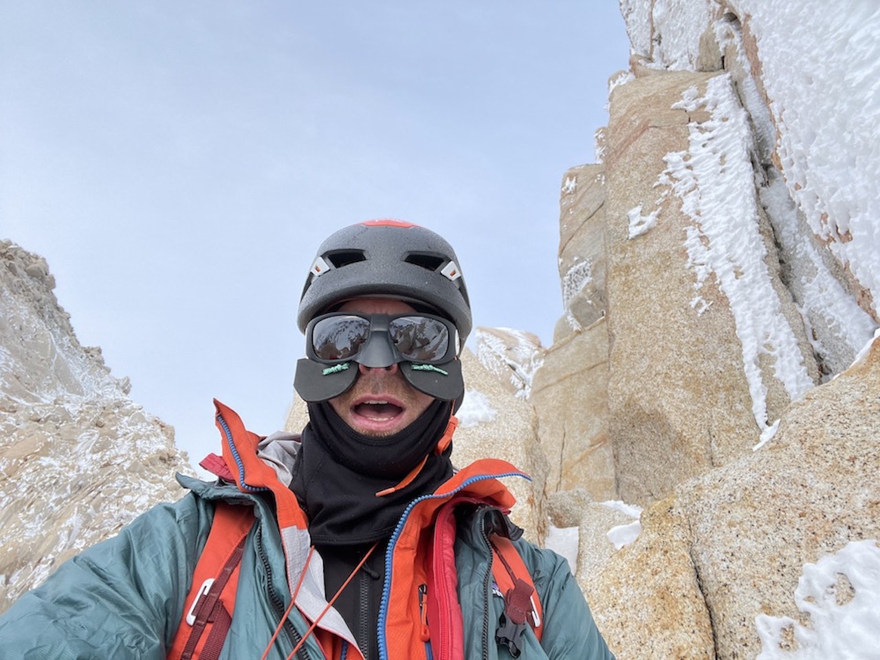 ALENE MED KAMERA: Se den nesten halvtime lange filmen fra Colin Haleys solo-vinterbestigning av ruta Supercanaleta i Patagonia. Foto: Colin Haley