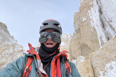 ALENE MED KAMERA: Se den nesten halvtime lange filmen fra Colin Haleys solo-vinterbestigning av ruta Supercanaleta i Patagonia. Foto: Colin Haley ALENE MED KAMERA: Se den nesten halvtime lange filmen fra Colin Haleys solo-vinterbestigning av ruta Supercanaleta i Patagonia. Foto: Colin Haley