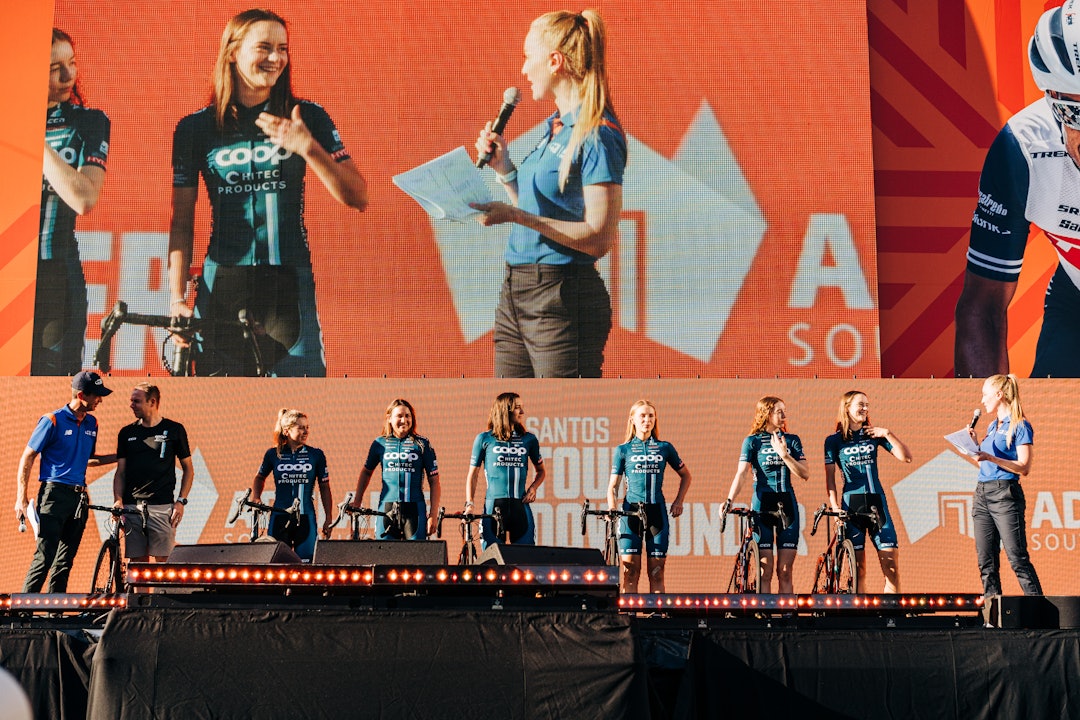 LAGPRESENTASJON: Team Coop-Hitec Products på lagpresentasjon i Tour Down Under. Foto: @fameandspear