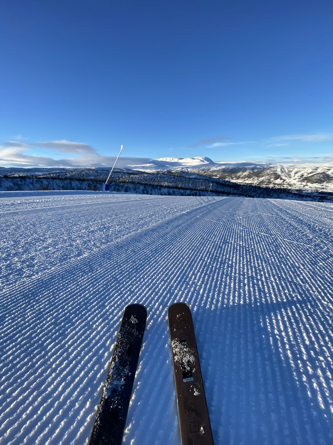 FINE FORHOLD: Kevin Eikrehagen har testet skiene de siste dagene, og forteller om gode forhold både i og utenfor løypene. Foto: Kevin Eikrehagen