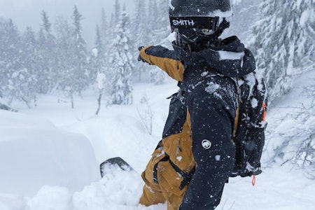 JANUARREKORD: Det er hundre år siden det har snødd så mye i Hemsedal. David Underland er ute og tester varene. Foto: Kalle Hegglund