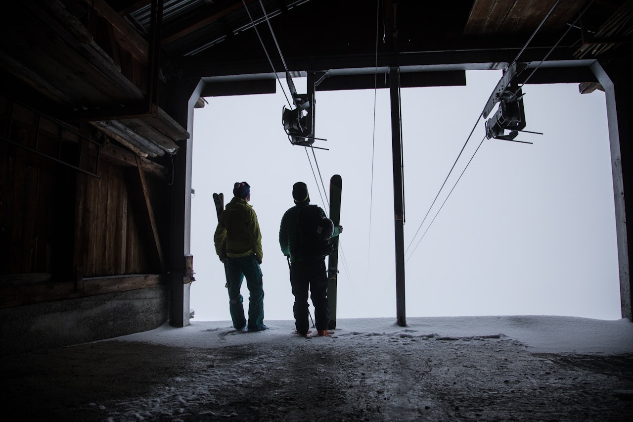 ANNERLEDES: Bondeheisene i Engelberg-dalen er opprinnelig ikke laget for skiturister, men for en slant kontanter er du velkommen til å bruke de relativt spartanske heisene. Foto: Christian Nerdrum ANNERLEDES: Bondeheisene i Engelberg-dalen er opprinnelig ikke laget for skiturister, men for en slant kontanter er du velkommen til å bruke de relativt spartanske heisene. Foto: Christian Nerdrum