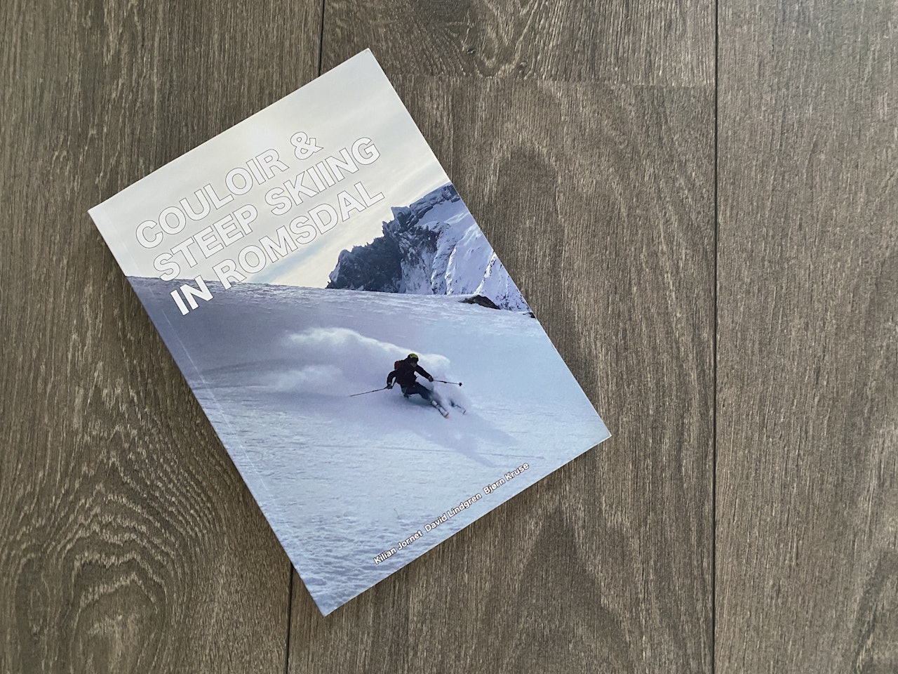 KONTROVERSIELL NY BOK? Boka Coloir & steep Skiing in Romsdal beskriver over 120 bratte skiturer i Romsdal. Foto: Tore Meirik KONTROVERSIELL NY BOK? Boka Coloir & steep Skiing in Romsdal beskriver over 120 bratte skiturer i Romsdal. Foto: Tore Meirik
