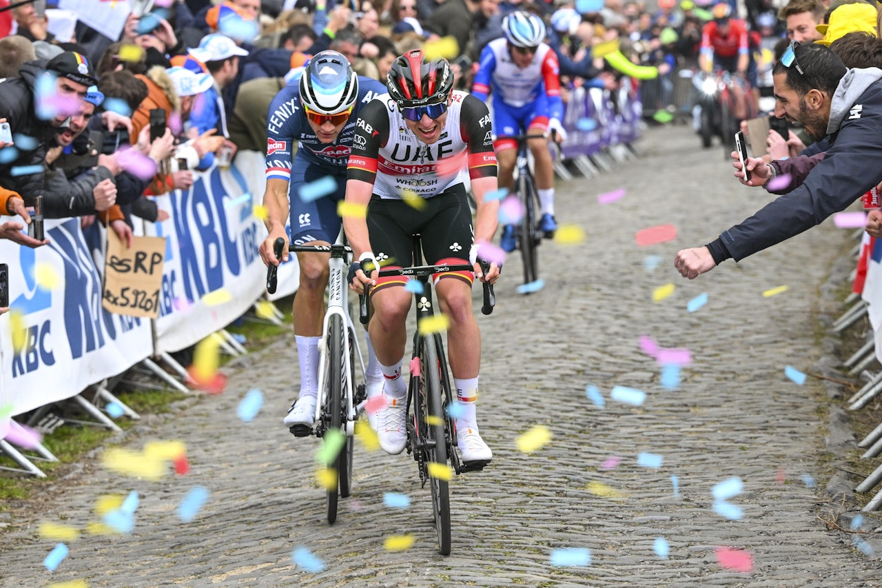 FORRYKENDE DUELL: Flandern rundt har hatt mange minneverdige øyeblikk. I fjorårets ritt ble det en stor duell mellom Tadej Pogacar og Mathieu van der Poel på Oude Kwaremont. Foto: Cor Vos FORRYKENDE DUELL: Flandern rundt har hatt mange minneverdige øyeblikk. I fjorårets ritt ble det en stor duell mellom Tadej Pogacar og Mathieu van der Poel på Oude Kwaremont. Foto: Cor Vos