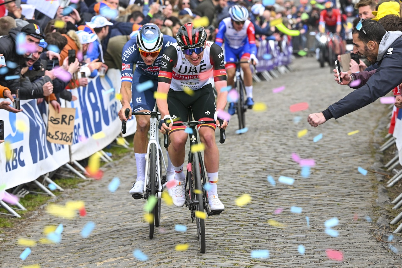 FORRYKENDE DUELL: Flandern rundt har hatt mange minneverdige øyeblikk. I fjorårets ritt ble det en stor duell mellom Tadej Pogacar og Mathieu van der Poel på Oude Kwaremont. Foto: Cor Vos