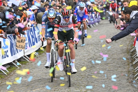 FORRYKENDE DUELL: Flandern rundt har hatt mange minneverdige øyeblikk. I fjorårets ritt ble det en stor duell mellom Tadej Pogacar og Mathieu van der Poel på Oude Kwaremont. Foto: Cor Vos FORRYKENDE DUELL: Flandern rundt har hatt mange minneverdige øyeblikk. I fjorårets ritt ble det en stor duell mellom Tadej Pogacar og Mathieu van der Poel på Oude Kwaremont. Foto: Cor Vos