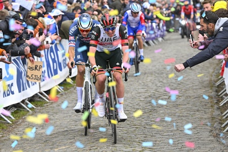 FORRYKENDE DUELL: Flandern rundt har hatt mange minneverdige øyeblikk. I fjorårets ritt ble det en stor duell mellom Tadej Pogacar og Mathieu van der Poel på Oude Kwaremont. Foto: Cor Vos