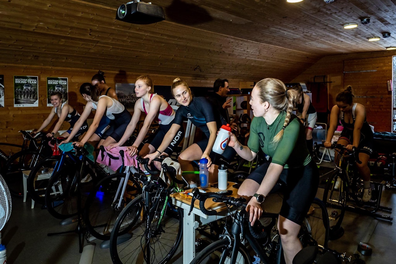 INNETRENING: Treningsøkten ble kjørt inne på rulla under samlingen. Foto: Jan Strøm Aasgaard jentesamling sykling hoxmark