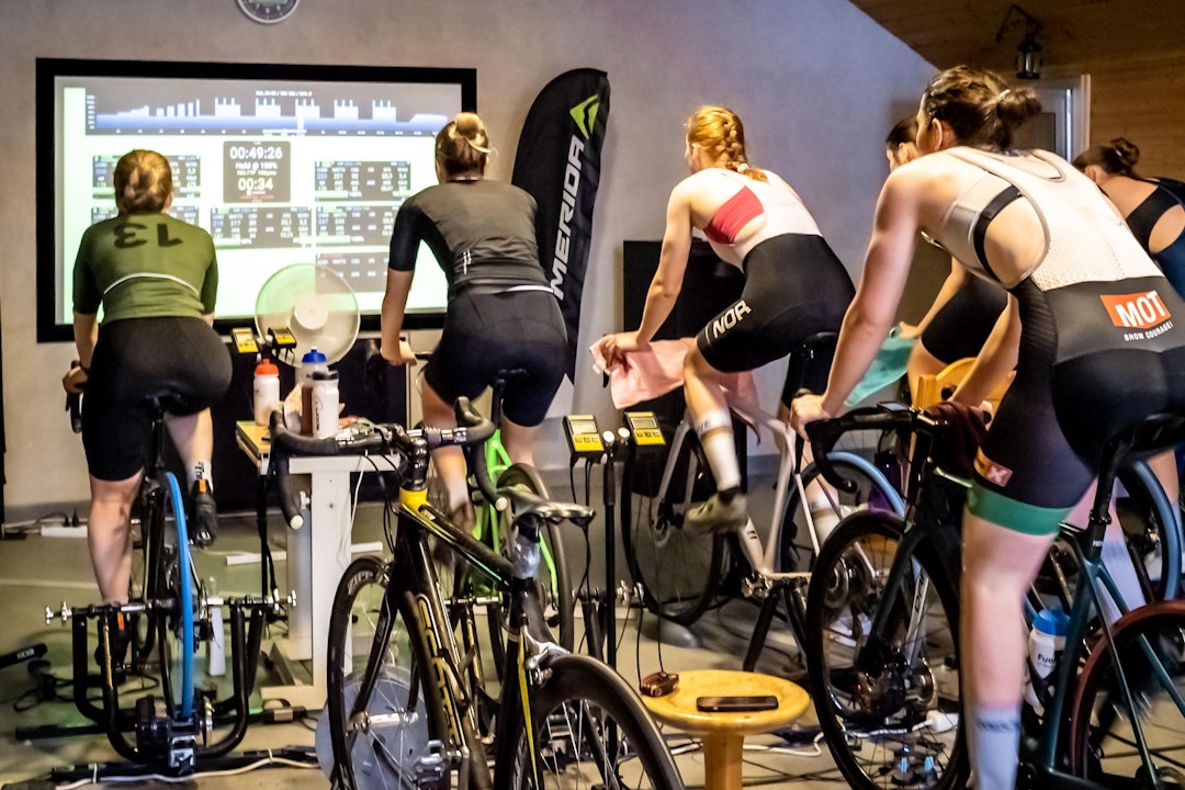 FELLES TRENING: Selv om det var mye fokus på det sosiale under samlingen, ble det tid til trening også. Foto: Jan Strøm Aasgaard jentesamling hoxmark