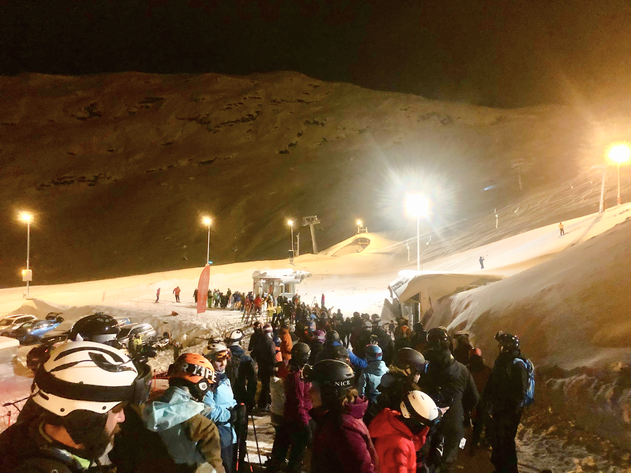 KØ PÅ EN TIRSDAGSKVELD: Et ukjent fenomen for både Bratteteig og ivrige kveldspudderhunder. Foto: Alexander Urrang Hauge KØ PÅ EN TIRSDAGSKVELD: Et ukjent fenomen for både Bratteteig og ivrige kveldspudderhunder. Foto: Alexander Urrang Hauge