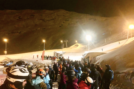 KØ PÅ EN TIRSDAGSKVELD: Et ukjent fenomen for både Bratteteig og ivrige kveldspudderhunder. Foto: Alexander Urrang Hauge KØ PÅ EN TIRSDAGSKVELD: Et ukjent fenomen for både Bratteteig og ivrige kveldspudderhunder. Foto: Alexander Urrang Hauge