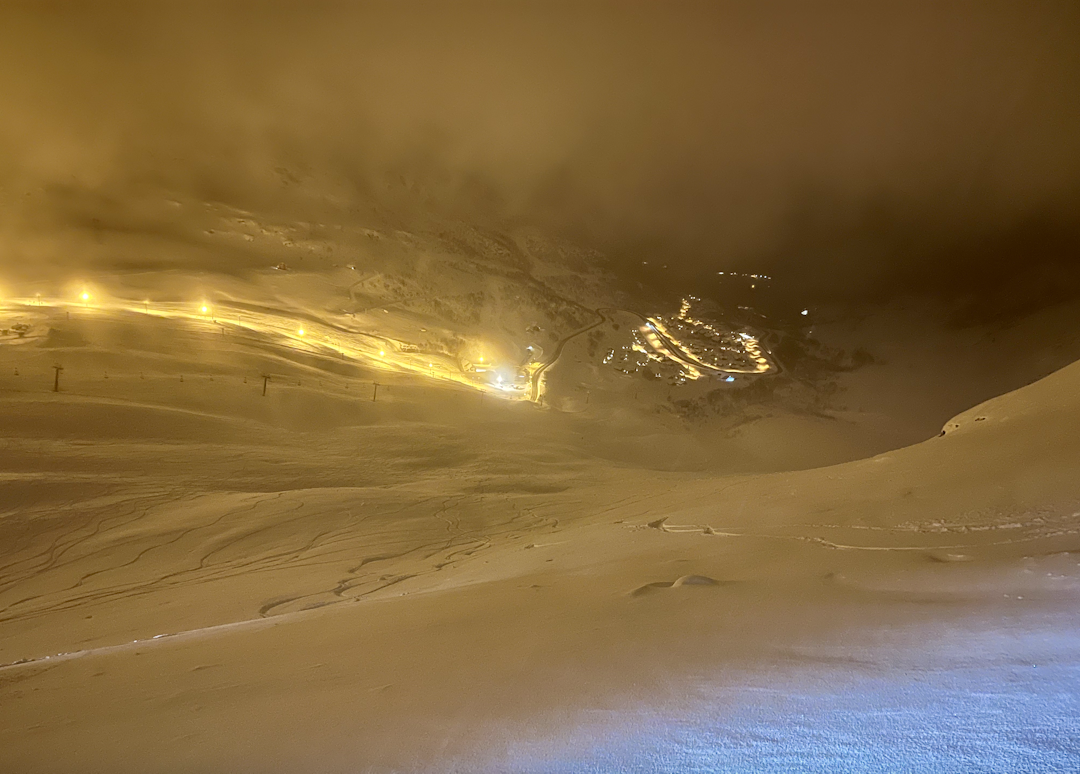 FANTASTISKE FORHOLD: Snøen var tørr og fin fra topp til bunn, ingen vinn, fin temperatur og dessuten er det kveldskjøring: det er jo noe spesielt med flombelysning, sier Oddvar Bratteteig. Foto: Alexander Urrang Hauge