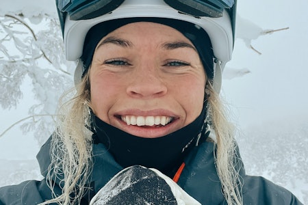 ET UTELIV: Hedvig Wessel lever et liv som profesjonell frikjører og gidder ikke bruke krefter på å fryse i fjellet. Foto: Privat