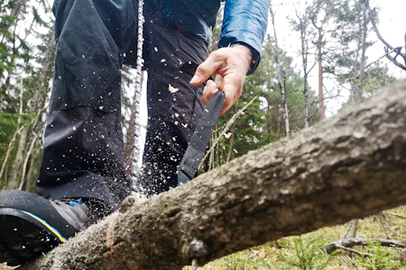 SAGE VED: Flisene spruter, Nordic Pocket Saw er en effektiv håndsag. Foto: Gunhild Aaslie Soldal Nordic Pocket Saw tursag test