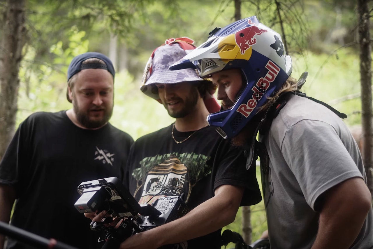 HARDT ARBEID: Sammen med Blur Media har Brage Vestavik laget noen av de heftigste sykkelfilmene som finnes på nett - i denne unike bakom-filmen får du et innblikk i hvordan det foregår. Foto: Skjermdump, Sound of Speed Behind the Scenes brage vestavik behind the scenes