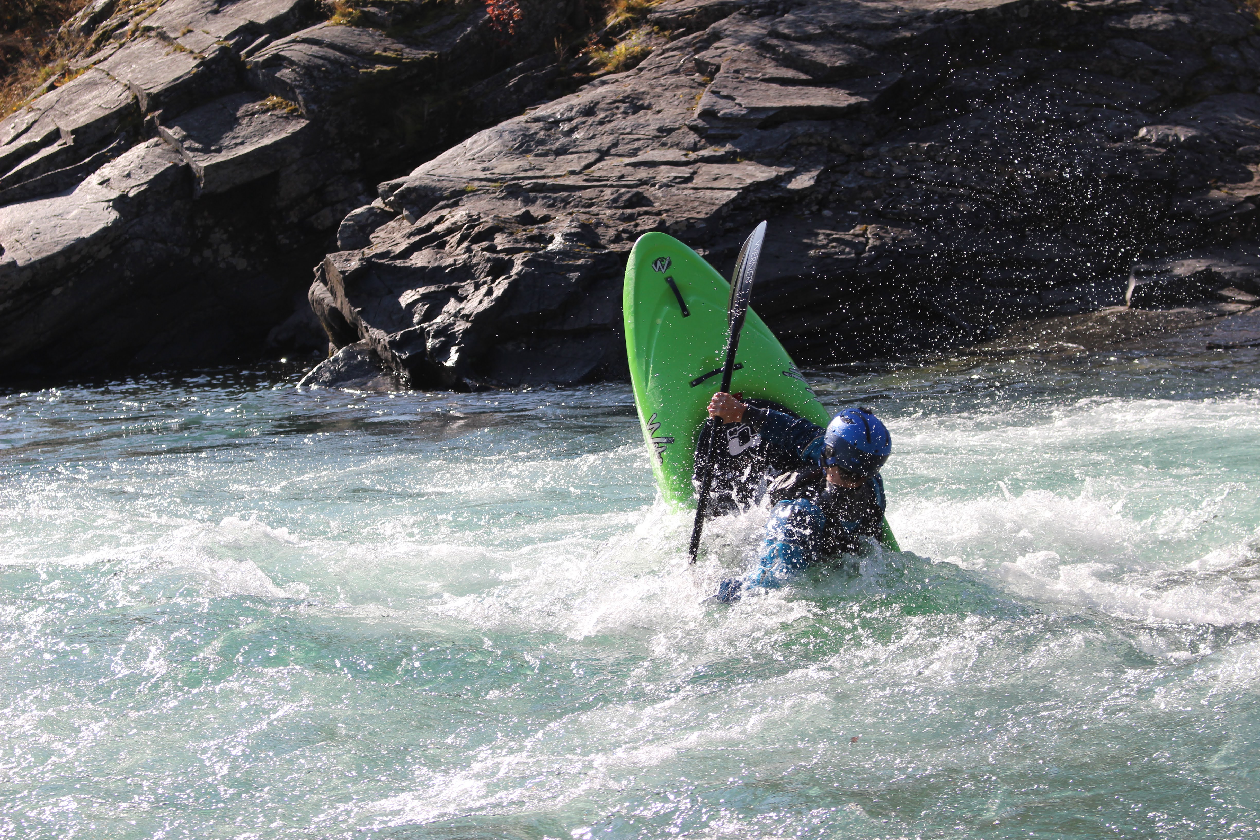 Har du lyst til å bli litt flinkere med elvekajakken? Bli med på advanced kurs i elvepadling! Foto: Helge Martinsen