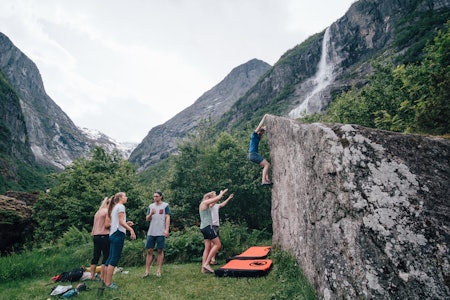 Bli med til idylliske Briksdalen på buldretur med en guide! Foto: Bjørnar Brende Smestad Bli med til idylliske Briksdalen på buldretur med en guide! Foto: Bjørnar Brende Smestad