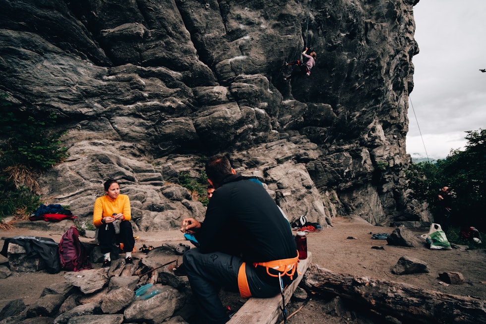 Vil du lære deg å klatre ute på bolt? Da kan fra inne til utekurs være noe for deg! Foto: Bjørnar Brende Smestad Vil du lære deg å klatre ute på bolt? Da kan fra inne til utekurs være noe for deg! Foto: Bjørnar Brende Smestad