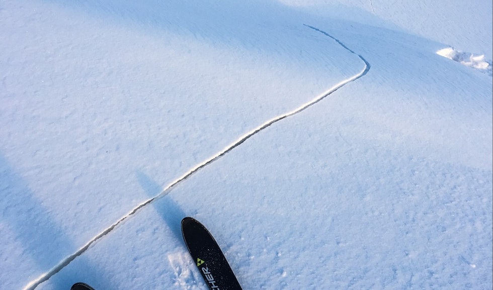 TEGN PÅ SVAKE LAG: Skytende sprekker og drønn i snøen er de mest vanlige tegnene på at det er vedvarende svake lag i snøen. Foto: Regobs / Øyvind Salvesen