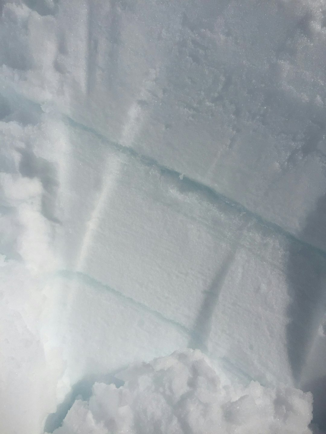 VANN I SNØEN: Våt snø og opphoping av vann i snødekket. Foto: Jostein Aasen / NVE VANN I SNØEN: Våt snø og opphoping av vann i snødekket. Foto: Jostein Aasen / NVE