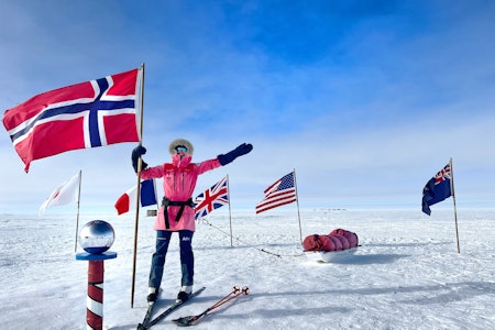 NÅDDE MÅLET: Hedvig Hjertaker poserer ved kula. Foto: Privat hedvig hjertaker sydpolen